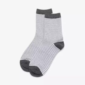 Chaussettes mi-mollet. Chaussettes gris foncé