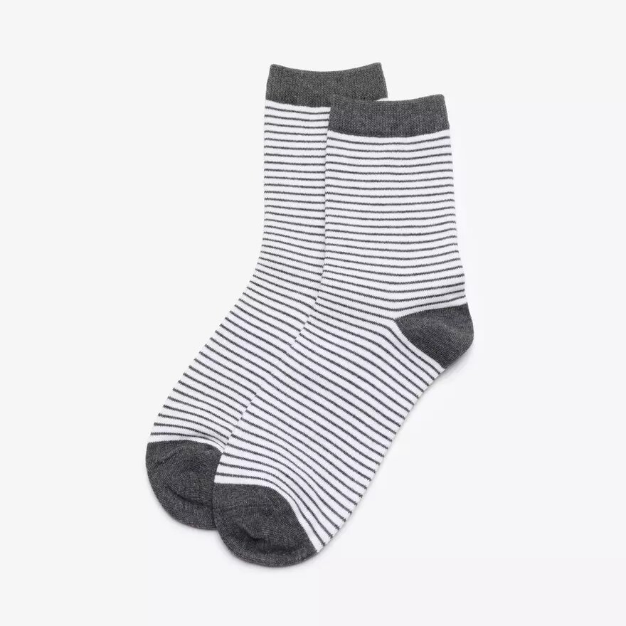 Chaussettes mi-mollet. Chaussettes gris foncé Chaussettes mi-mollet. Chaussettes gris foncé