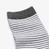 Chaussettes mi-mollet. Chaussettes gris foncé Chaussettes mi-mollet. Chaussettes gris foncé