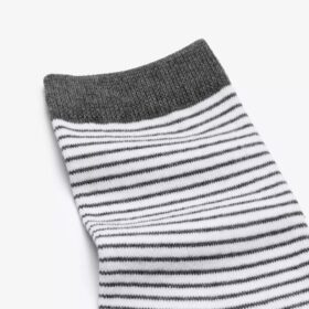 Chaussettes mi-mollet. Chaussettes gris foncé