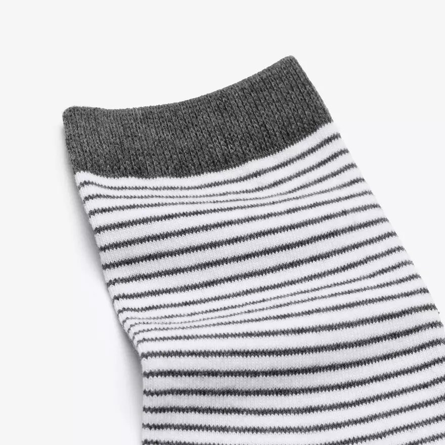 Chaussettes mi-mollet. Chaussettes gris foncé Chaussettes mi-mollet. Chaussettes gris foncé