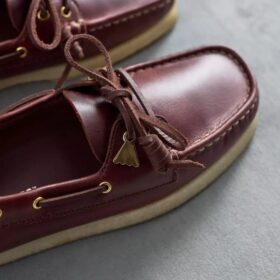 Chaussures bateau Godney pour femme. Chaussures bateau en cuir beige britannique