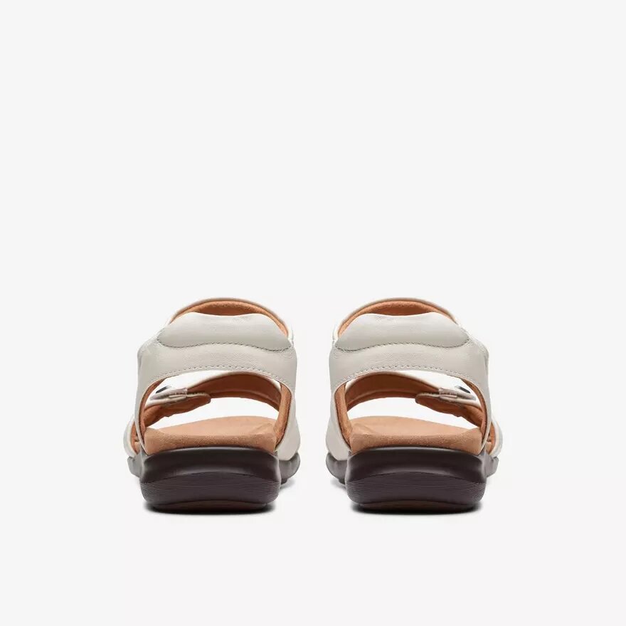 Sandales plates en cuir blanc cassé Kitly Ave pour femme Sandales plates en cuir blanc cassé Kitly Ave pour femme