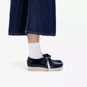 Wallabee 2604 pour femme : Wallabees en cuir verni bleu marine