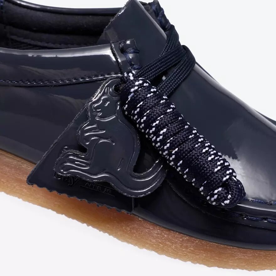 Wallabee pour garçons « Big Kid » en cuir verni bleu marine Wallabee pour garçons « Big Kid » en cuir verni bleu marine